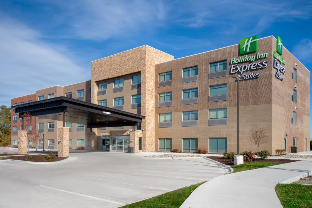 Exterior day Holiday Inn Express & Suites exterior photograph
