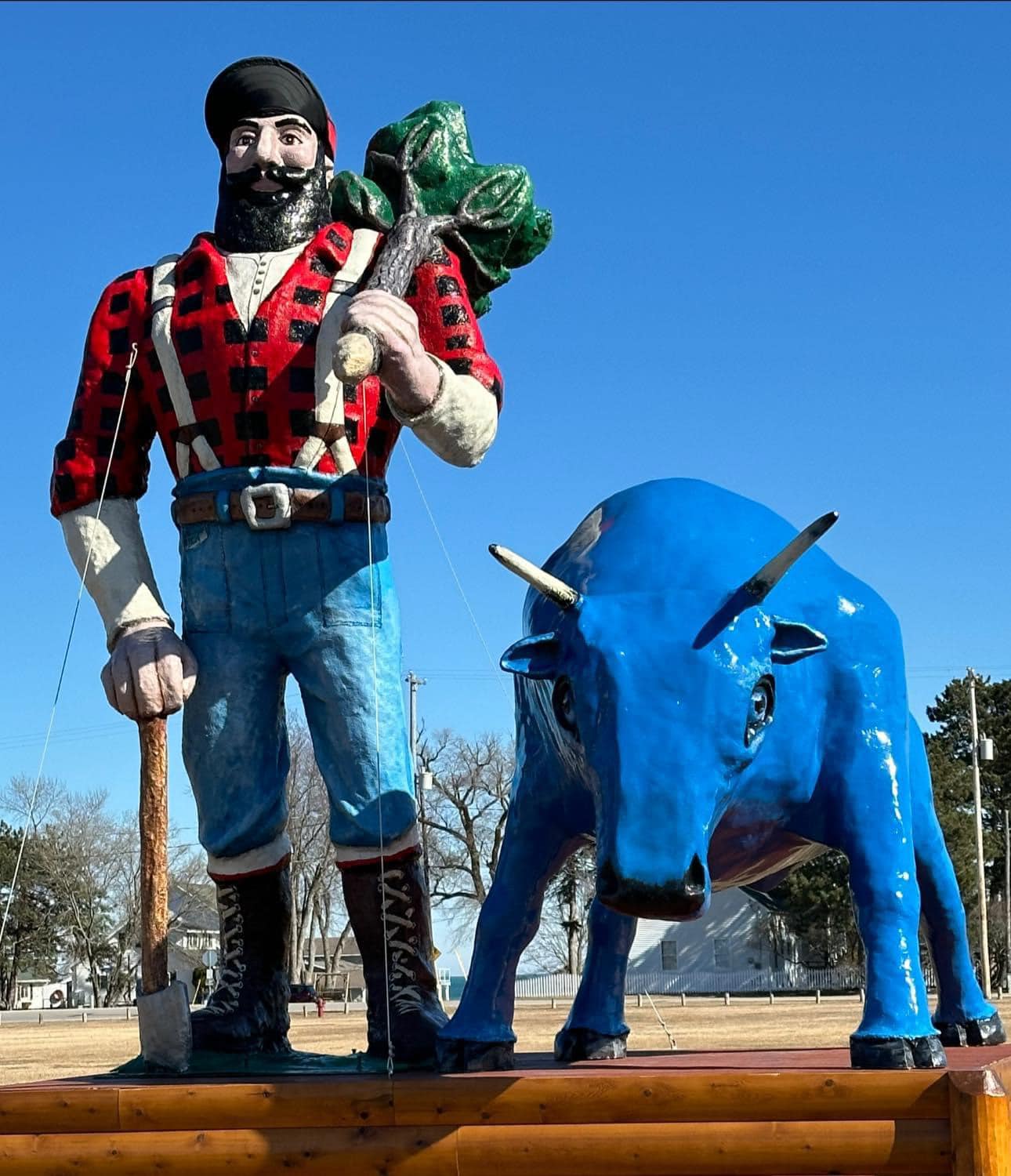 Paul Bunyan and Babe the Blue Ox statues in Oscoda