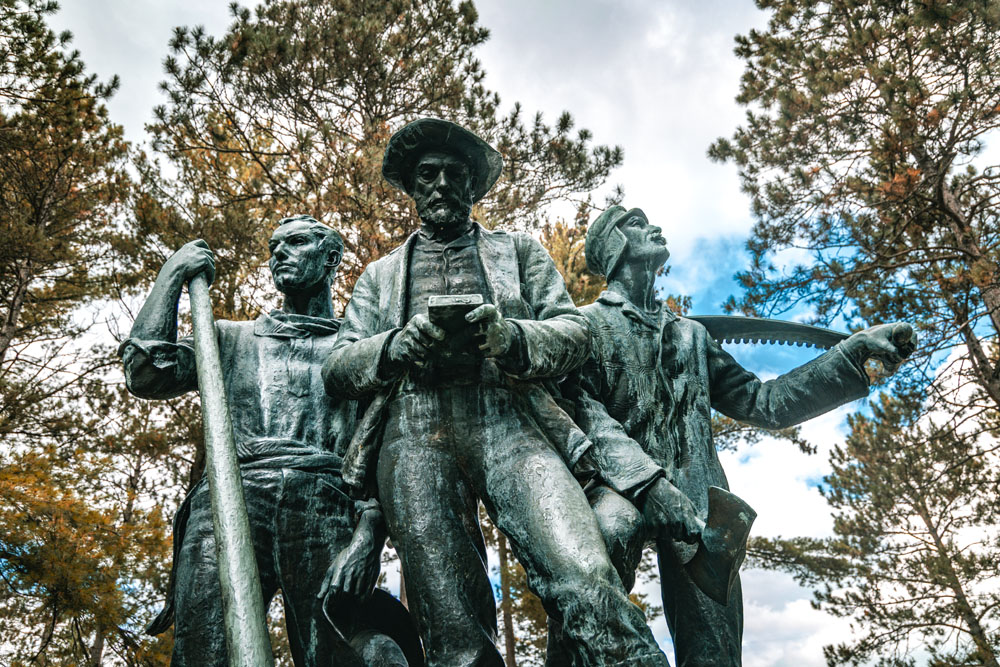3L1A2949-2 Lumberman's Monument on Highbanks Trail